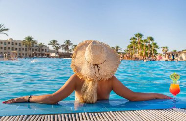 bir kadının elinde kokteyl. Seçici odaklama.