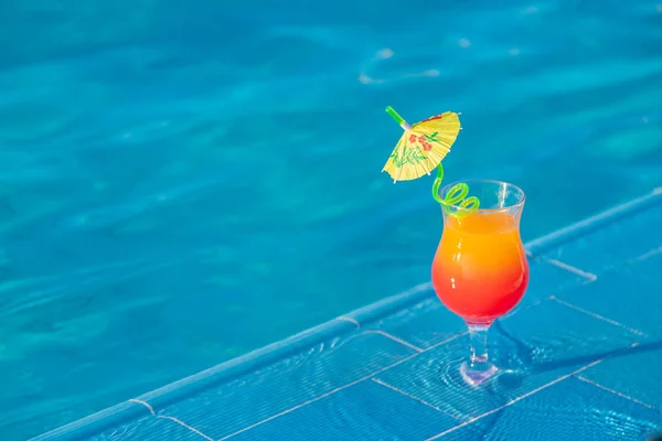 Drink een cocktail op vakantie. Selectieve focus. — Stockfoto