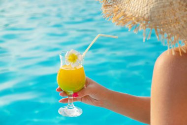 bir kadının elinde kokteyl. Seçici odaklama.