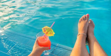 bir kadının elinde kokteyl. Seçici odaklama.