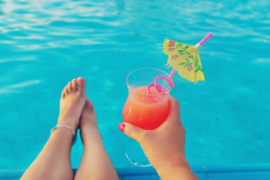 bir kadının elinde kokteyl. Seçici odaklama.