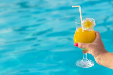 bir kadının elinde kokteyl. Seçici odaklama.