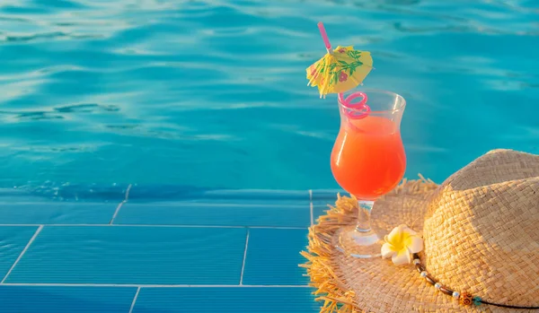 Drink een cocktail op vakantie. Selectieve focus. — Stockfoto