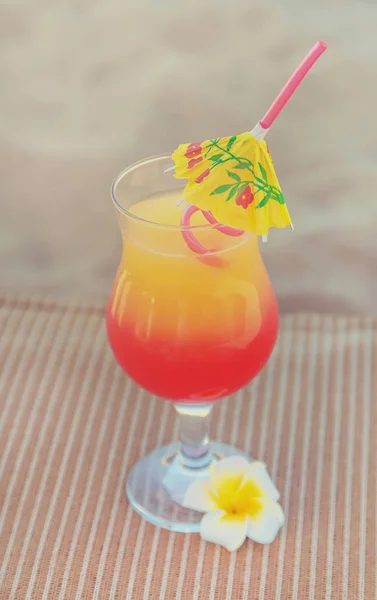 Im Urlaub einen Cocktail trinken. Selektiver Fokus. — Stockfoto