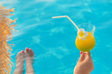 bir kadının elinde kokteyl. Seçici odaklama.