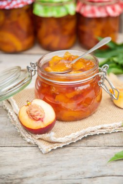 Nektarin reçelinin korunması. Seçici odak. Gıda.