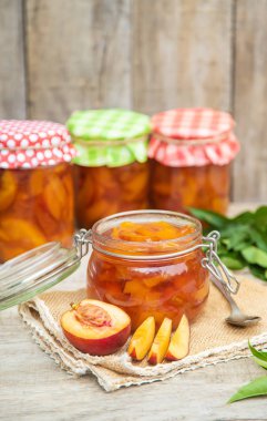 Nektarin reçelinin korunması. Seçici odak. Gıda.