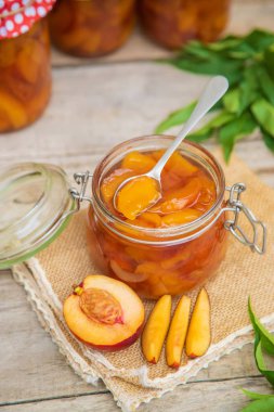 Nektarin reçelinin korunması. Seçici odak. Gıda.