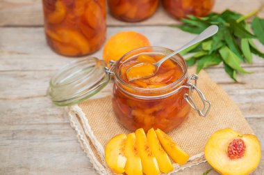 Şeftali reçelinin korunması. Seçici odak. Gıda.