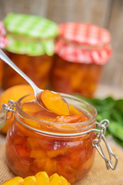 Şeftali reçelinin korunması. Seçici odak. Gıda.