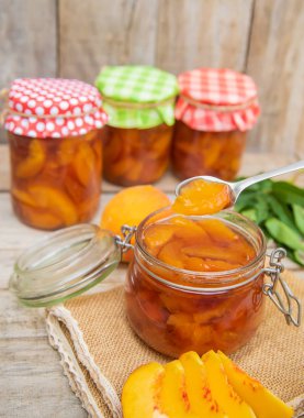 Şeftali reçelinin korunması. Seçici odak. Gıda.