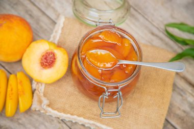 Şeftali reçelinin korunması. Seçici odak. Gıda.