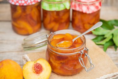 Şeftali reçelinin korunması. Seçici odak. Gıda.