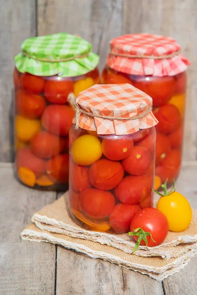 Conservação de tomates caseiros. Comida. Foco seletivo . — Fotografia de Stock