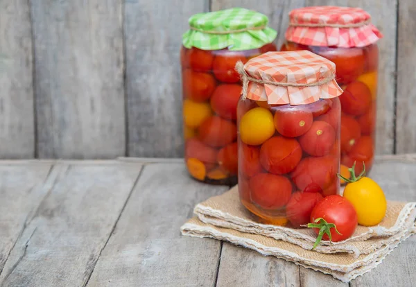 Conservación de tomates caseros. Comida. Enfoque selectivo . — Foto de Stock