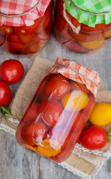 Conservación de tomates caseros. Comida. Enfoque selectivo . —  Fotos de Stock