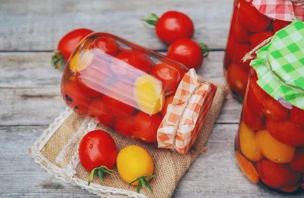 Conservación de tomates caseros. Comida. Enfoque selectivo . —  Fotos de Stock