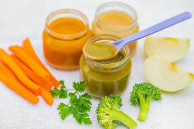 Bebek maması. Kavanozlarda sebze ve meyve püresi. Seçici odaklama.