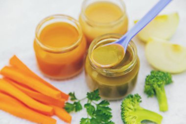 Bebek maması. Kavanozlarda sebze ve meyve püresi. Seçici odaklama.