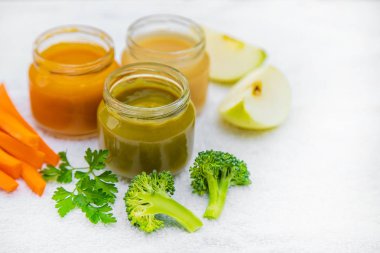 Bebek maması. Kavanozlarda sebze ve meyve püresi. Seçici odaklama.