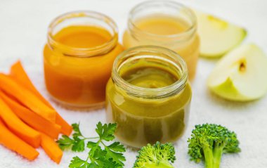 Bebek maması. Kavanozlarda sebze ve meyve püresi. Seçici odaklama.