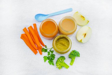 Bebek maması. Kavanozlarda sebze ve meyve püresi. Seçici odaklama.