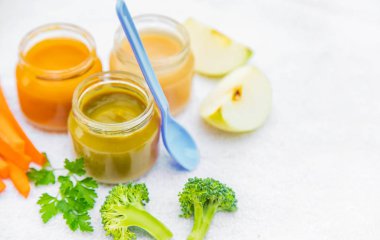 Bebek maması. Kavanozlarda sebze ve meyve püresi. Seçici odaklama.