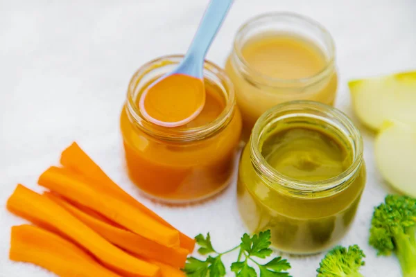 Babynahrung. Gemüse- und Obstpüree im Glas. Selektiver Fokus. — Stockfoto