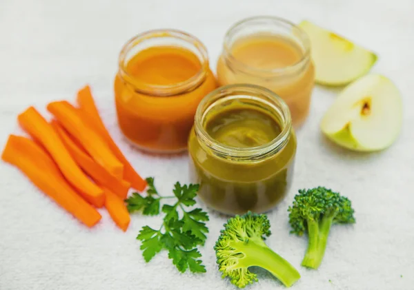 Babynahrung. Gemüse- und Obstpüree im Glas. Selektiver Fokus. — Stockfoto