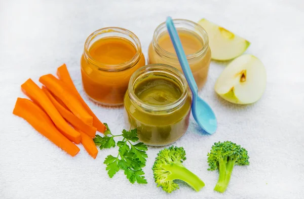 Comida para bebés. Puré de verduras y frutas en frascos. Enfoque selectivo . — Foto de Stock