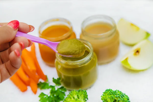 Babynahrung. Gemüse- und Obstpüree im Glas. Selektiver Fokus. — Stockfoto