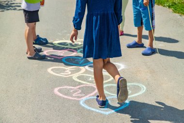 Kaldırımda çocuk hopscotch oyunu. seçici odaklama.