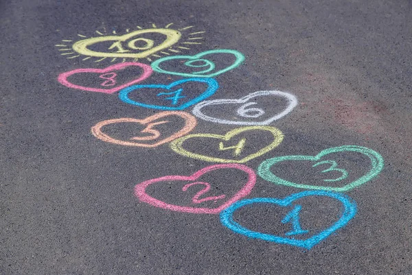 Jogo de hopscotch infantil no pavimento. foco seletivo . — Fotografia de Stock