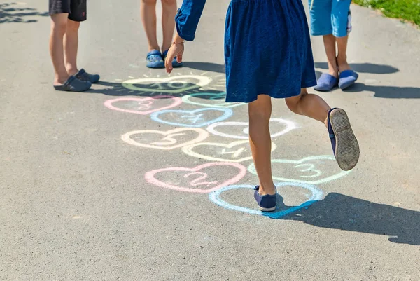 Kinder-Hopscotch-Spiel auf dem Bürgersteig. Selektiver Fokus. — Stockfoto