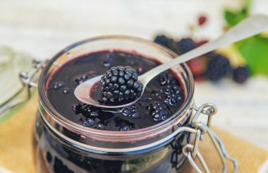 Kavanozda böğürtlen reçeli. Seçici odaklama.