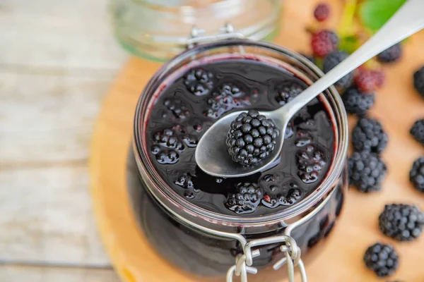 Mermelada de mora en un frasco. Enfoque selectivo . — Foto de Stock