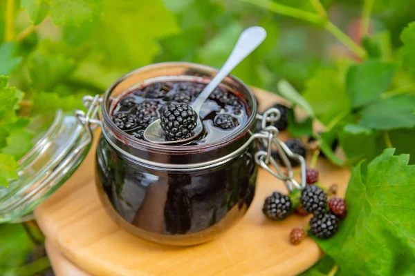 Mermelada de mora en un frasco. Enfoque selectivo . — Foto de Stock