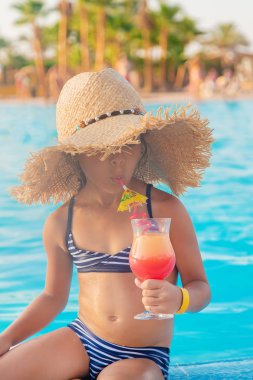 Denizde bir çocuk kokteyl içer. Seçici odak.