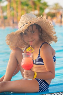 Denizde bir çocuk kokteyl içer. Seçici odak.