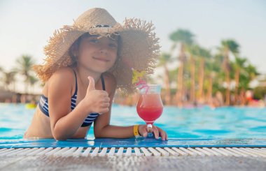 Denizde bir çocuk kokteyl içer. Seçici odak.