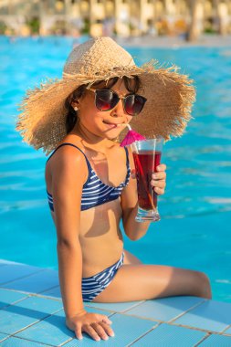 Denizde bir çocuk kokteyl içer. Seçici odak.