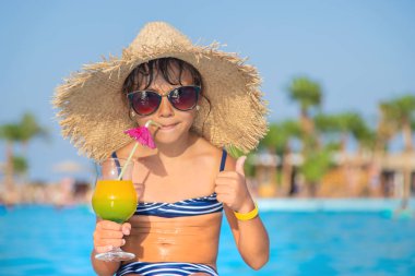 Denizde bir çocuk kokteyl içer. Seçici odak.