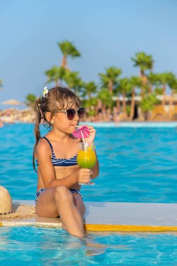 Denizde bir çocuk kokteyl içer. Seçici odak.