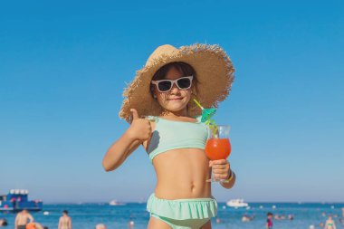 Denizde bir çocuk kokteyl içer. Seçici odak.