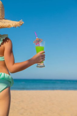 Denizde bir çocuk kokteyl içer. Seçici odak.
