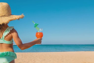 Denizde bir çocuk kokteyl içer. Seçici odak.