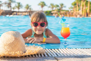 Denizde bir çocuk kokteyl içer. Seçici odak.