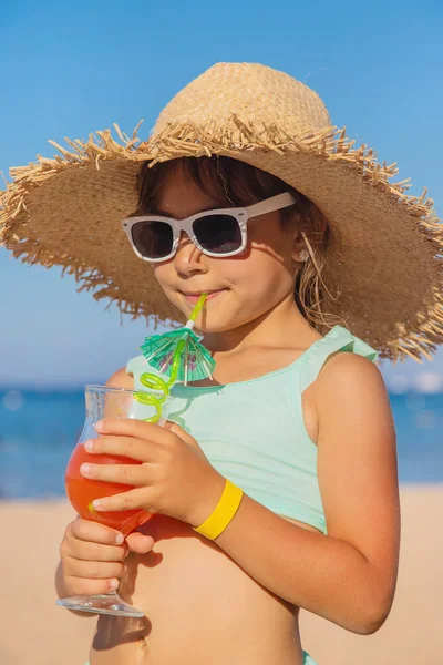 Denizde bir çocuk kokteyl içer. Seçici odak.