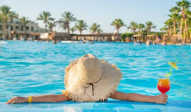 Denizde bir çocuk kokteyl içer. Seçici odak.