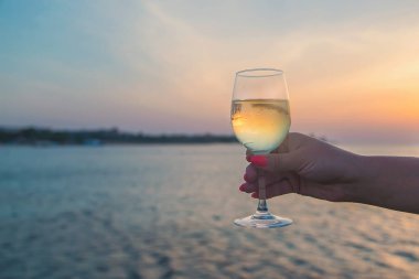 Denizden şarap iç. Seçici odaklama.